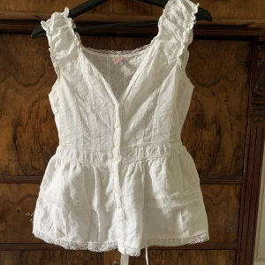 Vit sommarblus  - Blus i använt men fint skick från Made by MISO i storlek S/M. Tveka inte på att höra av dig om du har frågor eller vill ha fler bilder <3