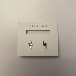 Örhängen Edblad - Säljer örhängen från Edblad i Stockholmsstil med blixtrar, silver. Helt nya Skriv vid intresse!  Frakt 15 kr🥰