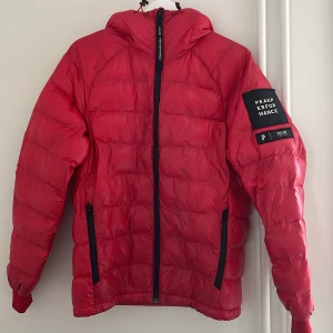 Peak Performance Dunjacka - Säljer min röda dunjacka från Peak Performance på grund av den inte blir använd länge. Använd men bra skick! Storlek S.