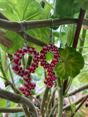 Tjejörhöngen rödvita - Jättesnygga örhängen som passar alla kön! ❤️ Ca: 4,5cm lång & 2,5 bred (som längst) 🤍 Nickelfria krokar! ☺️🩵 Man får ett örhänge pär  öra! 🩷