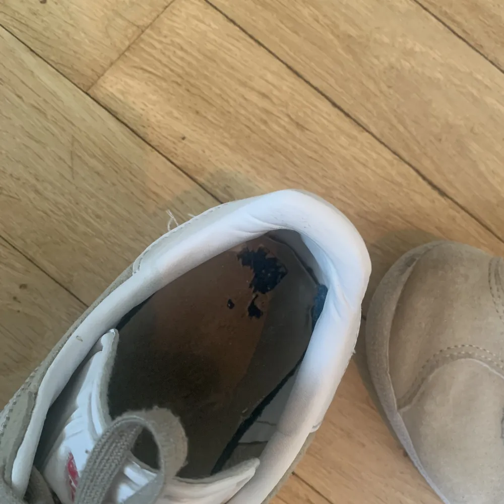 Beige Adidas gazelle sneakers Lite skav inuti ena skon, se bild Storlek 38. Skor.