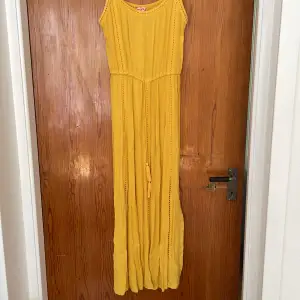Långklänning från Indiska gul i storlek 38