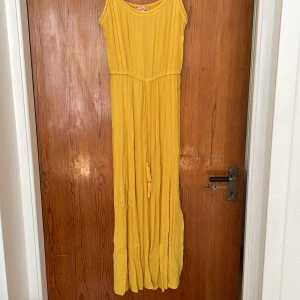 Gul långklänning Indiska  - Långklänning från Indiska gul i storlek 38