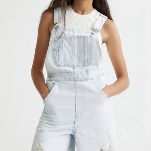 Hängselshorts - Denim dungaree shorts från H&M. Använda 1 gång. Nyskick! Nypris 300kr, jag säljer dom för 100kr 