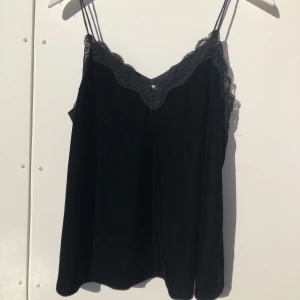 Svart topp i velvet  - Knappt använd! 