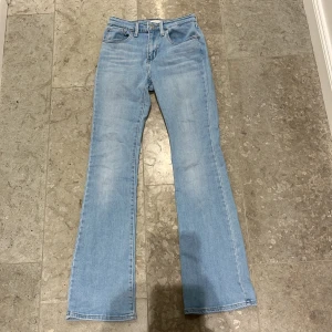 Levis 725 jeans high rise bootcut - Säljer mina Levis 725 high rise bootcut jeans pga att de inte kommer till användning. Skulle inte direkt säga att de är high rise utan mer mid rise.