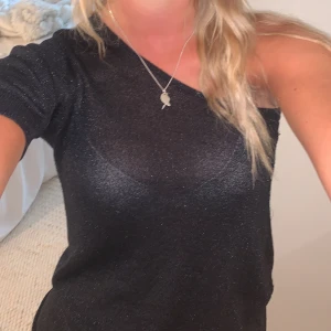 One shoulder glitter top - Så söt topp jag har köpt på second hand!💕 tror den har syts om då man ser lite stygn på den (inget man tänker på så mke dock)