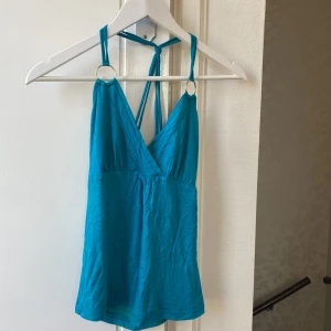 Linne  - V ringat linne med knut i ryggen. Behöver strykas men annars bra skick! 