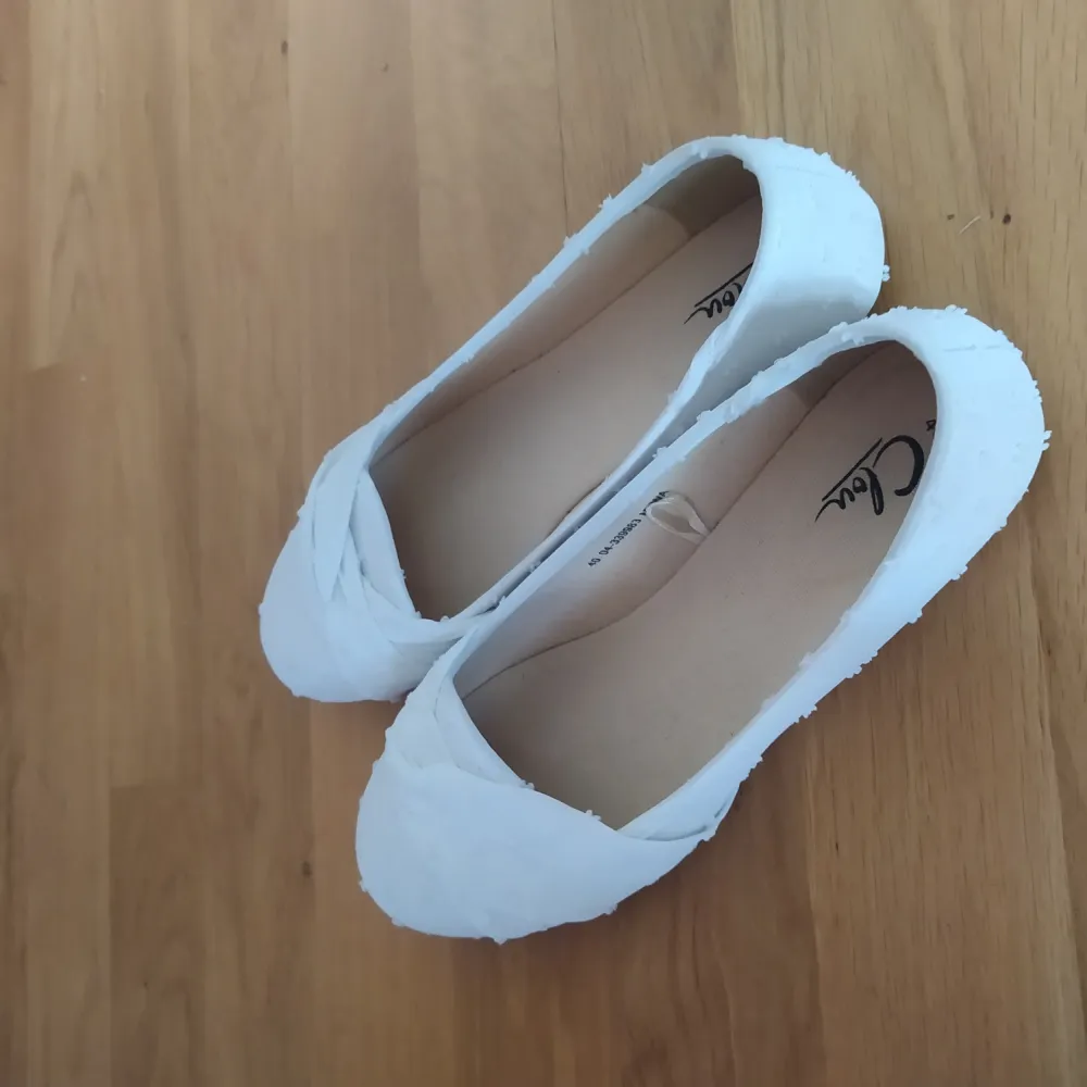 Hej, jag säljer vita ballerinaskor. Köptes för ca två veckor sedan aldrig används då jag köpte för stor storlek. Nypris ca 300 kr. Nyskick, inga fläckar eller defekter. Passar till högtider m.m.💗 Klicka ej på köp nu, kontakta mig innan. Skor.
