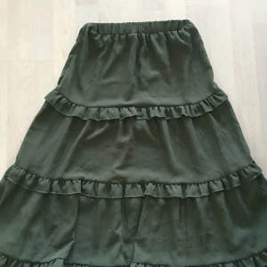 Kjol - Säljer min kjol, hittar inte storleks lappen men den är i storlek XS. Knappt använd men bra skick ! Skriv om ni har frågor