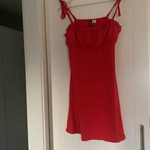 Fin röd klänning från h&m. Oanvänd! Går att reglera axelbanden☺️storlek S. Finns även en likadan i blommigt!
