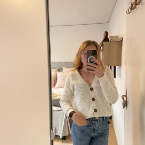 Stickad kofta - Vit stickad kofta i strl xs. Passar mig som är 165 cm lång. Perfekt till sommaren!