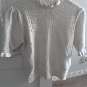 Stickad tröja  - En superfin tröja ifrån Lindex! Säljer eftersom den inte kommer till användning. Endast använd få tal gånger och så gott som nyskick! Köparen står för frakt! 💞