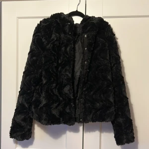 Jacka - En fin och mysig jacka köpt från Nelly, den är i bra skick men inte riktigt min stil