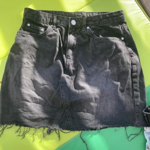 Jeanskjol  - Fin jeanskjol från hm i storlek 38. I bra skick. 