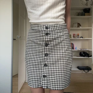 Rutig kjol - En söt rutig kjol köpt på HM, sitter högmidjat, använt fåtal gånger!  Frakt tillkommer