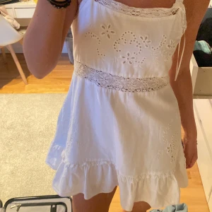 Vit klänning - Supersöt klänning som inte kom till användning, köpt på plick❤️storlek m men liten i storlek och jag är vanligtvis s 