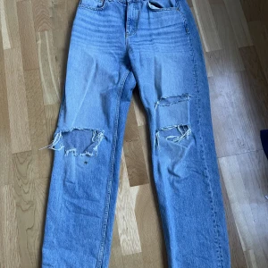 Jeans från Gina - Mörkblåa jeans från Gina Tricot i storlek 38.