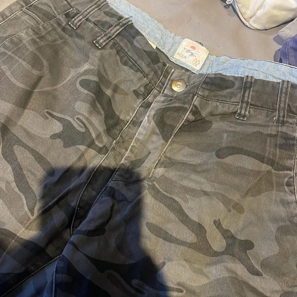 Aldrig använda förstora för min kille militär mönster militärgrön. Jeans & Byxor.