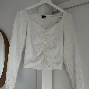 Vit blus  - Vit blus från Gina som är använd 1 gång. 