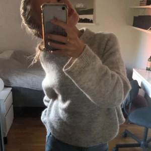 Beige stickad tröja - Intressekoll på min älskade stickade tröja från HM. Knappt använd så väldigt bra skick! Perfekt inför sena sommarkvällar som börjar nu. Köpt för 500 och säljer för 300, pris går alltid att diskutera…