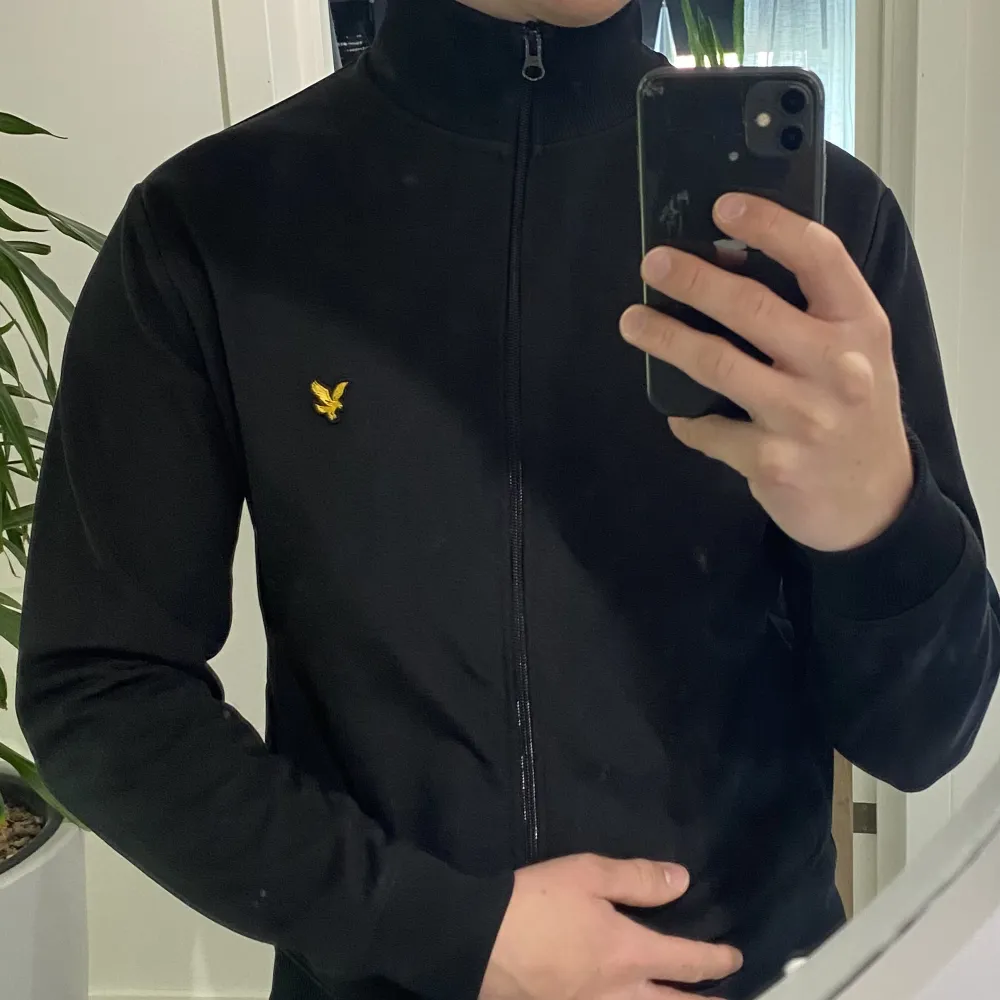 Säljer nu min LYLE AND SCOTT cardigan med zip . Tröjor & Koftor.