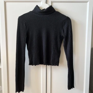 Ribbad Tröja - Superskön och snygg tröja från Gina Tricot i ett ribbat material. Lite kortare modell. Använd fåtal gånger. Skicka meddelande vid frågor😊