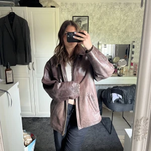 Jacka - Säljer denna fina vintage skinnjacka då jag inte använder den så mycket. Storlek xl så den har oversized passform för xs-m ifall man önskar det! 