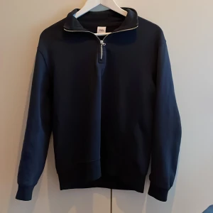 Halfzip - En schysst halfzip från zara nästintill oanvänd, säljes pga att den inte kommer till användning. Orginalpris 449. (Köparen står för frakt) men går att diskuteras