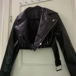 Skinn jacka - Ny skinnjacka som inte används. Är storlek 32 men skulle passa xss, xs och s. Bältet kan justeras
