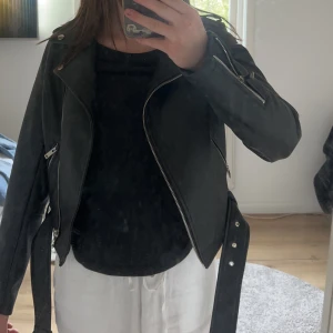 Skinn jacka - Skinn jacka från Nelly.com i storlek 36