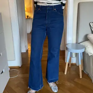 Snygga bootcut jeans från Beyond retro. Saknar lapp där bak så vet tyvärr ej märke eller storlek. Skulle säga M: alltså typ W28-29 kanske. Modellen brukar ha storlek W27 eller S :). Dragkedjan kan vara lite bökig, därav det låga priset (funkar ändå) 