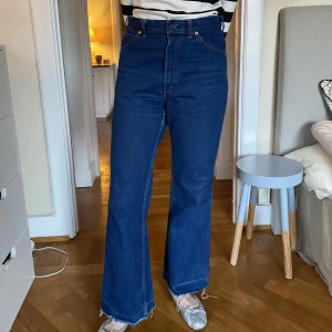 70s jeans - Snygga bootcut jeans från Beyond retro. Saknar lapp där bak så vet tyvärr ej märke eller storlek. Skulle säga M: alltså typ W28-29 kanske. Modellen brukar ha storlek W27 eller S :). Dragkedjan kan vara lite bökig, därav det låga priset (funkar ändå) 