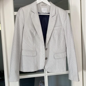 Kavaj med liten puffärm - Randig kavaj i fint skick