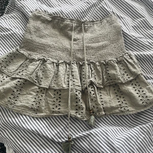 Kjol - En zara kjol i storlek S köpt här på plick men jag har aldrig använt den.