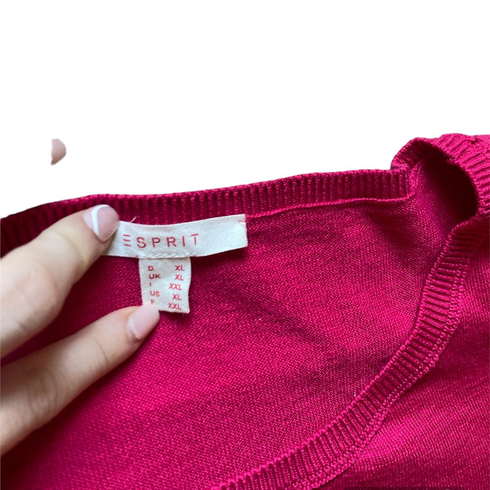 En rosa lite tjockare långärmad tröja med slits, typisk Stockholmsstil. Fick av en vän, aldrig använt, som ny 💕. Tröjor & Koftor.
