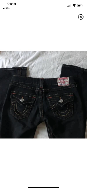 true religion jeans - !Intressekoll! på mina trues! (lånade bilder från förra ägaren) super snygga true religion jeans som sitter perfekt men behöver pengar så dem behövs säljas tyvärr 😕 midjemåttet:78 för långa på mig som är 160!  kontakta mig för fler bilder🫶💯