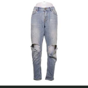 Jeans som ska vara i strlk L men är snare S/M