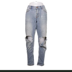 Snygga jeans  - Jeans som ska vara i strlk L men är snare S/M