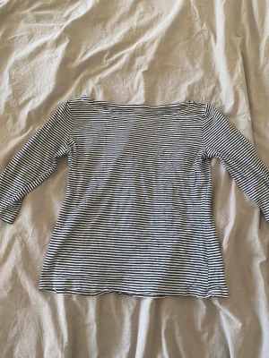 Randig tröja - Såå fin randig tröja med kortare ärmar och öppnare runt halsen och axlarna