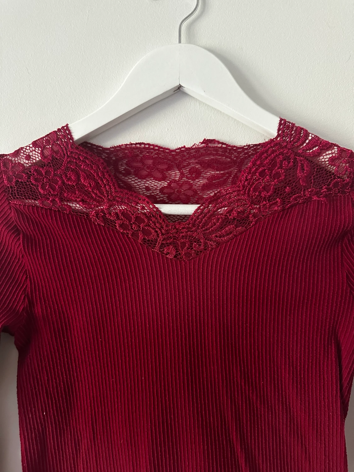Vinröd topp med spetts  - 90