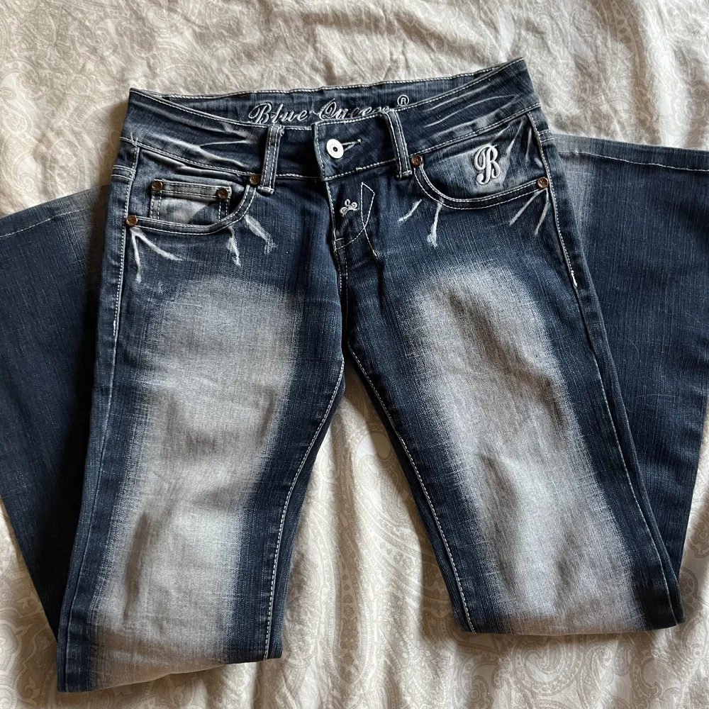 Säljer dessa ascoola jeans 🤩för små för mig så inga bilder på! Men modellen är rak och byxorna är lågmidjade 🤩 ser ut att passa xs-s! Midja: ca 78 cm, höft: ca 88 cm, Innerbenslängd: ca 73 cm (går att ta ner och få 1,5 cm till!) 💗. Jeans & Byxor.