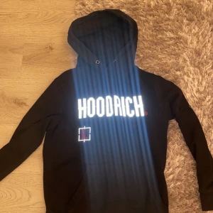  Hoodrich hoodie.  - Säljer min akira Hoodrich hoodie. ligger bara i garderoben och använder inte den. Hoodien är i bra skick. Köpt från JD. Varan är redo att hämtas eller fraktas.