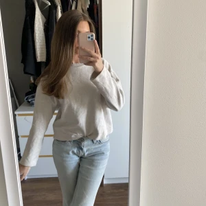 Långärmad tröja - Beige långärmad tröja från Zara som är använd ett fåtal gånger men i fint skick! Perfekt att ha till vardags. Säljer för att jag har flera andra liknande tröjor. 