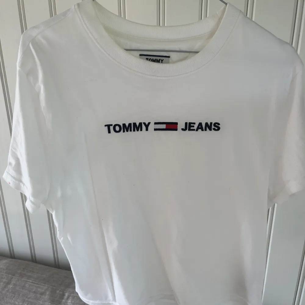 T-shirt från Tommy Hilfiger, endast använd vid något enstaka tillfälle. Storlek S💙. T-shirts.