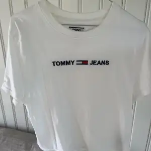 T-shirt från Tommy Hilfiger, endast använd vid något enstaka tillfälle. Storlek S💙