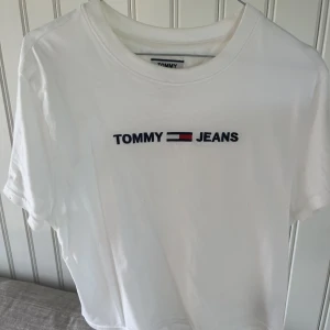 T-shirt - T-shirt från Tommy Hilfiger, endast använd vid något enstaka tillfälle. Storlek S💙