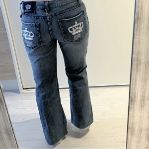 Victoria Beckham low waist bootcut - Säljer dessa super söta Victoria jeans, de var lite för stora på mig, köpt på plick💕 och inga defekter! Passar perfekt på någon runt 170 ( bilder från förra ägaren💕)