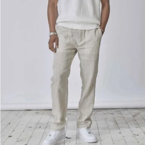 Linnebyxor Skagen  - Säljer dessa snygga linnebyxor från Skagen i storlek S som är helt nya och slutsålda på deras hemsida. Kostar 800kr nypris