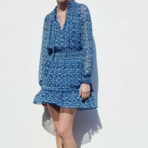 Zara klänning  - Säljer denna ass snygga och söta klänningen från zara, helt oanvänd med alla lappar kvar. Strl M🫶